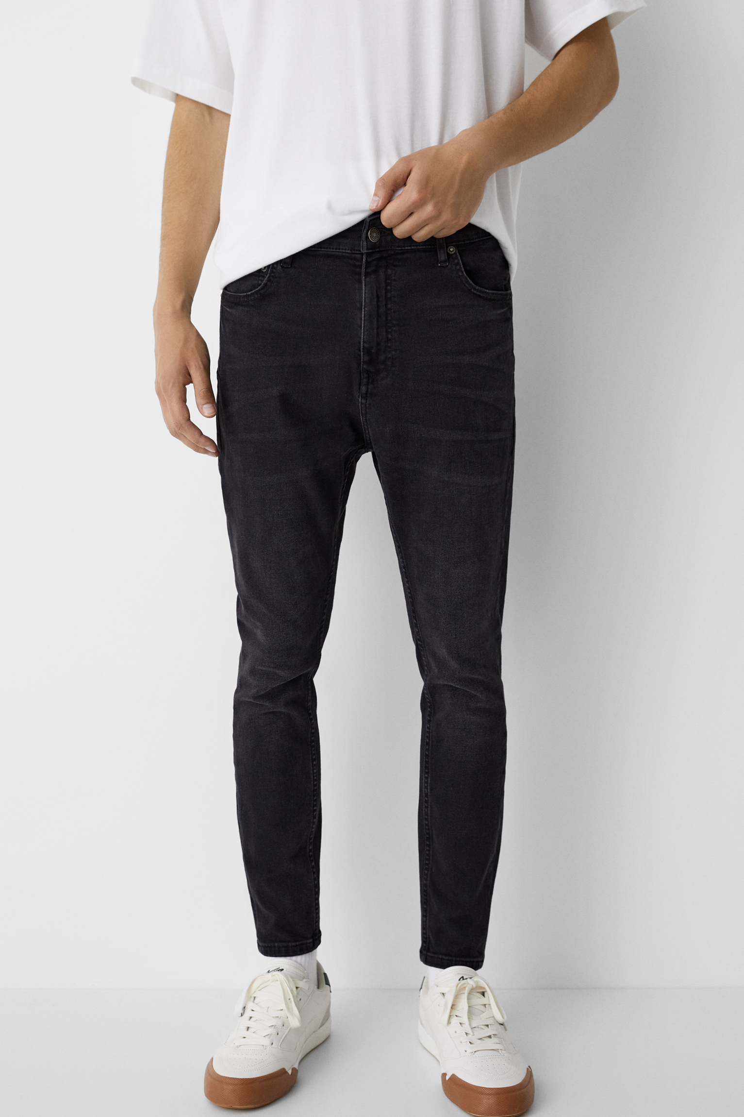 Pull&Bear basic carrot fit jeans in black | ASOS